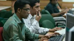 Программисты из Индии за работой