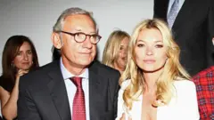Isak Andic (solda), 2011 yılında Paris'te düzenlenen Mango koleksiyonu lansmanında Kate Moss (sağda) ile birlikte fotoğrafta.