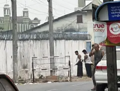 ကရင်ပြည်နယ်၊ ဘားအံမြို့မ ရဲစခန်းအနီးမှာ ဧပြီ ၁၂ ရက် မနက်ပိုင်းက ဗုံးပေါက်ကွဲခဲ့တယ်လို့ ဒေသခံတွေဆီက စုံစမ်းသိရှိရပါတယ်။