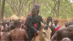 Di horseman as e dey carry di king go Nando forest