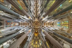 El impresionante interior de la Sagrada Familia.
