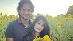 যুক্তরাষ্ট্রের একটি সূর্যমুখী ফুলের বাগানে সাকিব আল হাসান ও তার স্ত্রী উম্মে আহমেদ শিশির