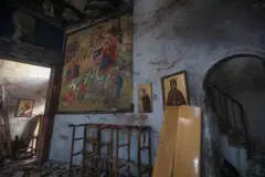 مشهد للدمار في موقع هجوم انتحاري استهدف كنيسة مار إلياس في منطقة الدويلعة بدمشق في 22 يونيو/حزيران 2025. 