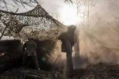 Военнослужащий под маскировочной сетью