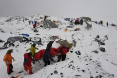 सगरमाथा आधार शिविरमा हिमपहिरोपछि उद्धारमा खटेका आरोहण दलका सदस्यहरू