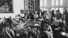 Sartre em uma coletiva de imprensa. Ele está sentado com vários microfones na mesa e jornalistas ao redor