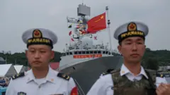 A fragata de mísseis guiados da Marinha do Exército de Libertação Popular da China, durante as celebrações do aniversário da entrega de Hong Kong à China pelo Reino Unido