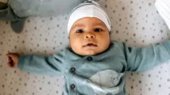 یک نوزاد در تخت خواب خود