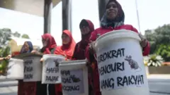 Sejumlah pegiat berunjuk rasa menuntut penuntasan kasus dugaan korupsi pajak di Jakarta, Kamis (16/3/2023).