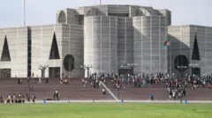 बांग्लादेश की संसद की सफ़ाई करते छात्र