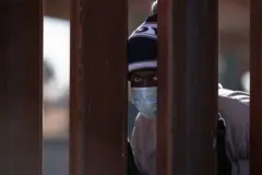Un homme portant un bonnet avec un cache nez