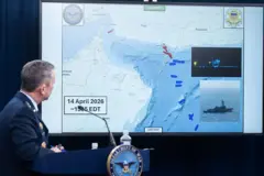El general Dan Caine frente a un mapa de referencia del conflicto en el estrecho de Ormuz