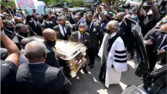 Wọn n gbe oku Floyd lọ si itẹ