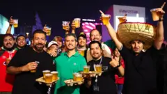 Des supporters de la Coupe du monde au Qatar, avec des verres de bière