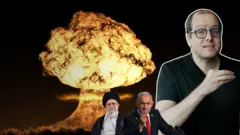 Repórter Daniel Gallas diante de colagem com imagens do líder supremo do Irã, aiatolá Ali Khamenei, do primeiro-ministro de Israel, Benjamin Netanyahu, e de uma explosão de bomba atômica