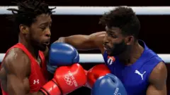 Andy Cruz (izq,) superó al estadounidense Keyshawn Davis el domingo.