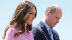 Le duc et la duchesse de Cambridge regardent vers le bas.
