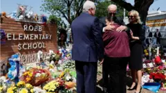 Başkan Biden ve eşi Jill Biden okulun müdürü Mandy Gutierrez'i teselli etmeye çalışırken göz yaşlarını tutamadılar