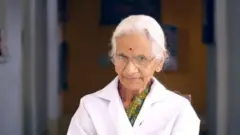 92 वर्षीय डॉ. सुरी श्रीमाथी आजही सिझेरियन शस्त्रक्रिया करतात.