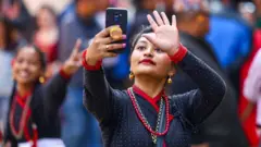 मोबाइल फोनबाट सेल्फी खिच्दै एक युवती