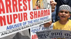 মুম্বাইতে নূপুর শর্মার গ্রেপ্তারের দাবিতে মিছিল