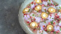 Ceviche picante de filés de peixe-leão com frutas de Helmi Smeulders