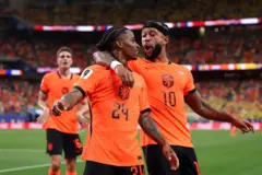 Memphis depay comemorando gol