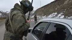 Rusiyalı sülhməramlı maşını yoxlayır
