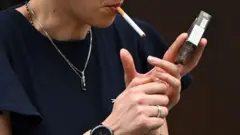 Женщина закуривает 