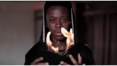 ساحر نيجيري يخطف الأنظار بتحويل الأشياء إلى مال