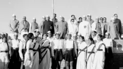 1961 च्या भावनगर अधिवेशनात काँग्रेसचे राष्ट्रीय आणि प्रादेशिक नेतृत्वही उपस्थित होते. चित्रात, उजवीकडून, जवाहरलाल नेहरू, उच्छंगराय ढेबर, मोरारजी देसाई, इंदिरा गांधी आणि इतर नेते 