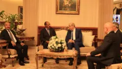 የኤርትራው ፕሬዝዳንት ከግብፅ ባለሥልጣናት ጋር ተገናኝተው ሲወያዩ