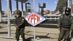 Dos soldados custodian instalaciones de YPFB.