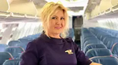 Ilona Biskup dentro de um avião vazio