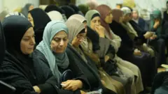 Uma reunião de pessoas em luto na casa de Najah Bani Odeh, em Tammun, na Cisjordânia ocupada por Israel