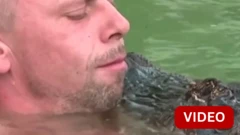 ஜெர்மனியை சேர்ந்த முன்னாள் சர்கஸ் கலைஞர் கிறிஸ்டியன் காலிஸ் தனது சிறுவயதில் இருந்து இந்த முதலையுடன் பழகி வருவதாக கூறுகிறார். 