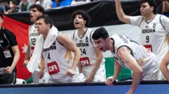 لاعبون في منتخب الأردن لكرة السلة تحت 19 عاماً خلال المباراة الأولى في كأس العالم امام جمهورية الدومينيكان 