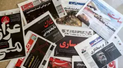 تصویری که در ۱۲ ژانویه ۲۰۲۰ در تهران پایتخت ایران گرفته شده است، روزنامه‌های محلی را نشان می‌دهد که عناوینی مانند «عزاداری ملی»، «عذرخواهی، استعفا»، «نابخشودنی»، «فاجعه بزرگ»... مربوط به هواپیمای مسافربری اوکراینی ساقط شده هفته گذشته در خارج از پایتخت تهران است. - ایران اعلام کرد که هواپیمای مسافربری را در خارج از تهران ناخواسته سرنگون کرده و همه ۱۷۶ سرنشین آن را در یک چرخش ناگهانی پس از رد ادعاهای غرب که توسط موشک مورد اصابت قرار گرفته است، کشته است. این شلیک اندکی پس از پرتاب موشک های ایران به پایگاه هایی در عراق که نیروهای آمریکایی در آن مستقر هستند، انجام شد.