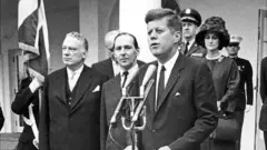 Markii Soofiyeetka uu ku hanjabay in gantaalladiisa geynayo Cuba madaxweynihii Mareykanka ohn F Kennedy wuxuu talo u raadsaday Sir David Ormsby-Gore