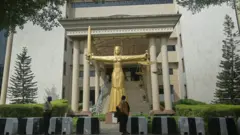 ihe ngosi e ji mara ụlọịkpe nọ n'ihu ụzọ esi abanye ụlọịkpe 