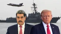 Nicolás Maduro (i bubamfu) yambaye ikoti yirabura n'ishati yera hamwe n'ikaruvati itukura, ahagararanye na na Donald Trump (i buryo) wa Amerika yambaye ikoti iyabura n'ishati yera n'ikaruvati itukura, inyuma yabo hari ubwato bw'intambara buri mu mazi, hejuru yabo hari indege y'intambara