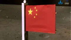 চাঁদের পৃষ্ঠে চীনের পতাকা