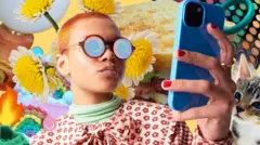 Дівчина з телефоном