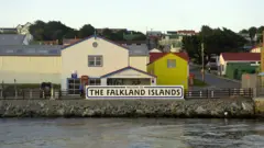 Cartel de "Bienvenidos a las islas Falklands"