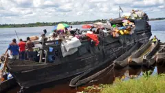 Demokratik Kongo Cumhuriyeti'nde nehirde yolcu taşınıyor