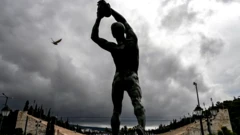 Статуя обнаженного древнегреческого атлета