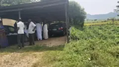 Men stand dey tok
