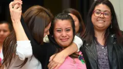 La salvadorienne Evelyn Hernandez émue après son acquittement pour homicide