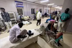 مرضى ينتظرون العلاج في مستشفى الجزيرة ود مدني في 2 سبتمبر/أيلول 2023.