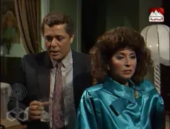 Imagem da série de TV mostrando o espião ao lado de uma mulher